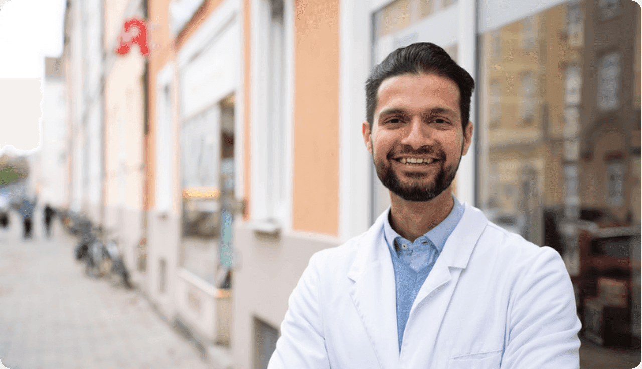 Apotheker Herr Barekzai mit Kittel in Sendling